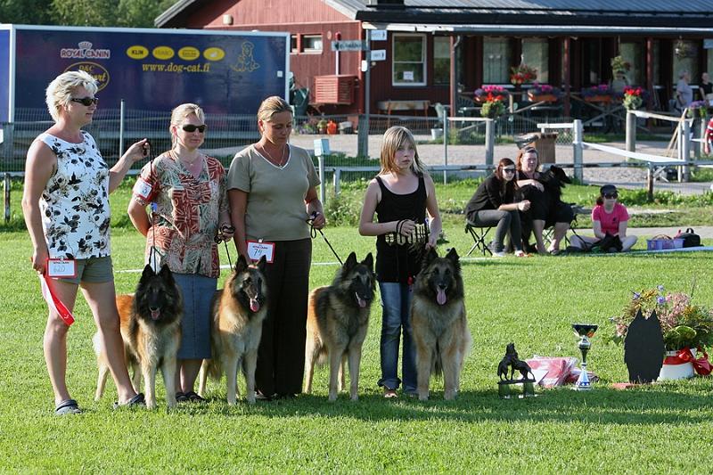 m_IMG_2167.jpg - BIS1 breeders group / BIS1 kasvattajaryhmä  Cäsarborg's   (Foxy Lourdes, Foxy Lilac, Foxy Meredith, Foxy Joline)