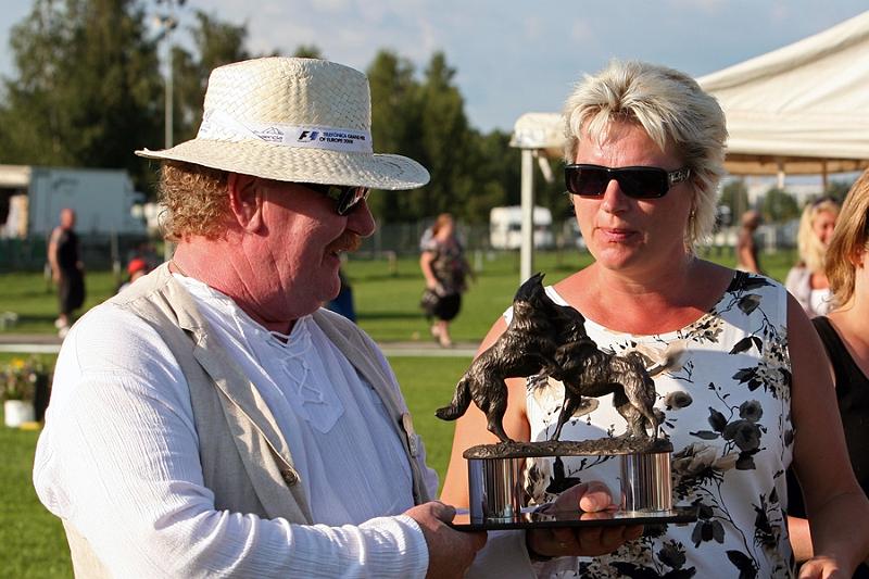 m_IMG_2172.jpg - Irma Saariokarari's honor price for the BIS1 breeders group / Irma Saariokarin muistopalkinto BIS1 kasvattajaryhmälle
